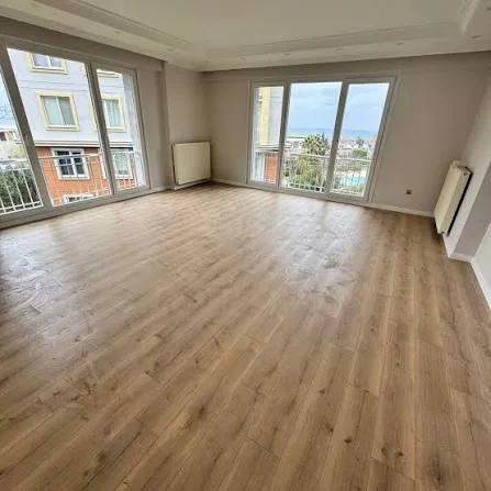 Geniş salonda meşe desenli laminat parke